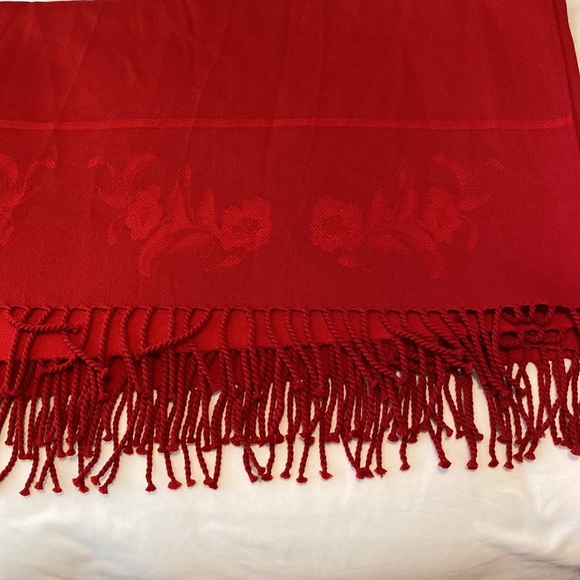 Red Rose Shawl - Picture 6 of 6